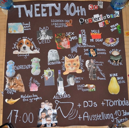 Selbst gebasteltes Plakat für die Tweety Party mit Handschrift und aus Zeitschriften ausgeklebten Bildern 